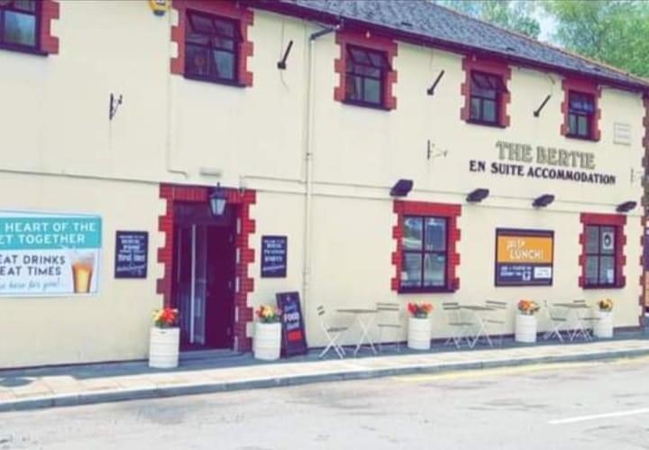 Bertie Pontypridd Hotel Trehafod Buitenkant foto